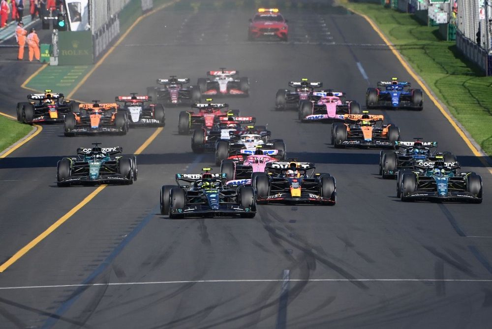 被乌龟压着跑：F1安全车的规则、算计与三十年
